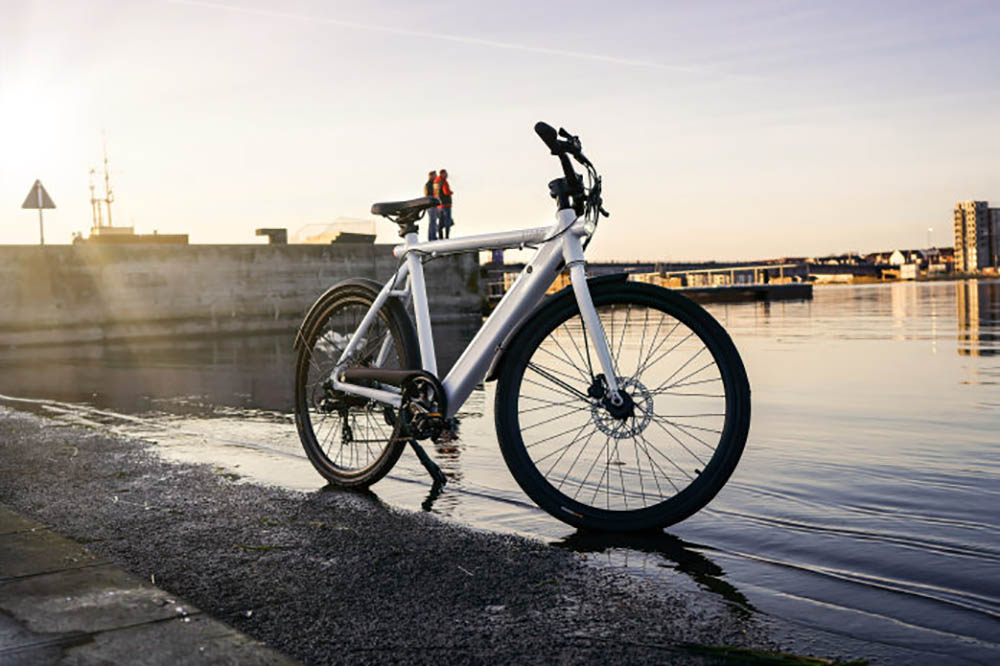 Tegenhanger Signaal buffet Deense elektrische fiets is zo licht als een veertje en zo stil als een muis