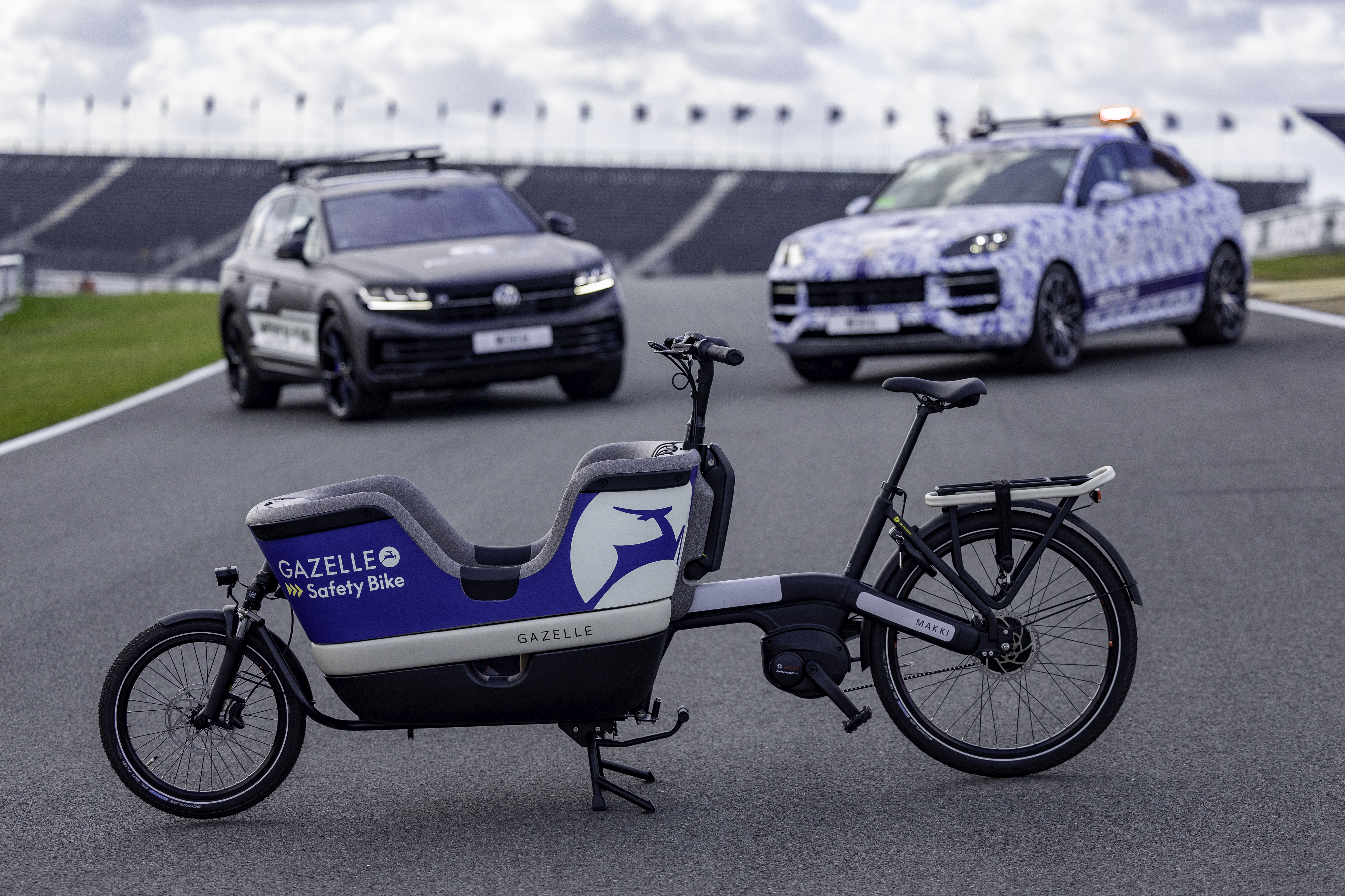 tijdens de Dutch Grand Prix elektrische bakfietsen ingezet om fietsers met pech te helpen om veilig op het circuit aan te komen. WANT-redacteur Sebastiën Hoek reisde af naar Zandvoort om dit met zijn eigen ogen te bekijken.