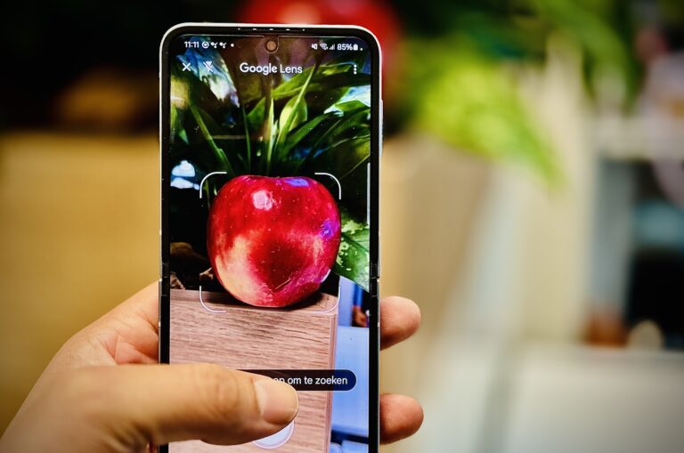 Google Lens komt met een nieuwe functie. Je kan straks met je stem meer context geven over een afbeelding die je zoekt. Nog even en je bent straks net zo handig als Sherlock Holmes.