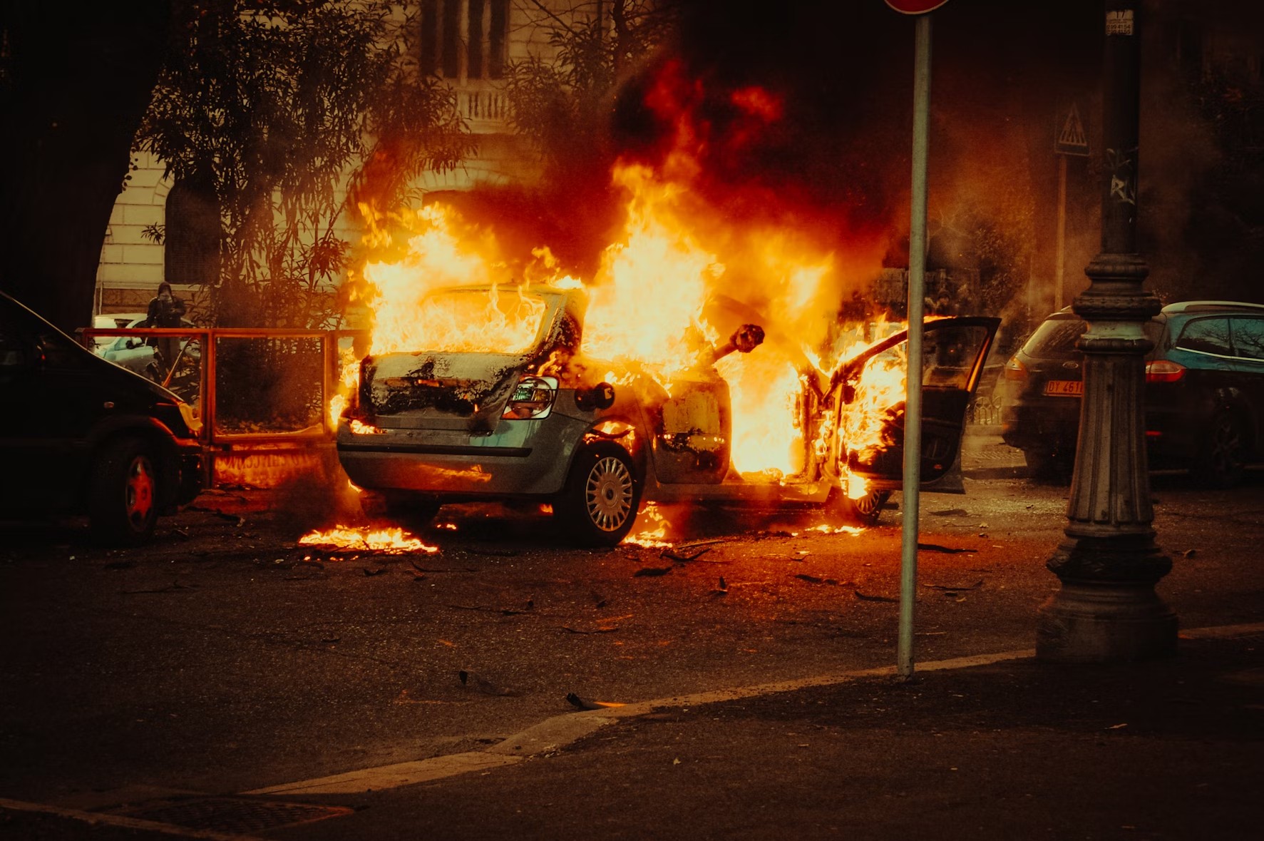 Waarom elektrische auto's en fietsen in brand kunnen vliegen