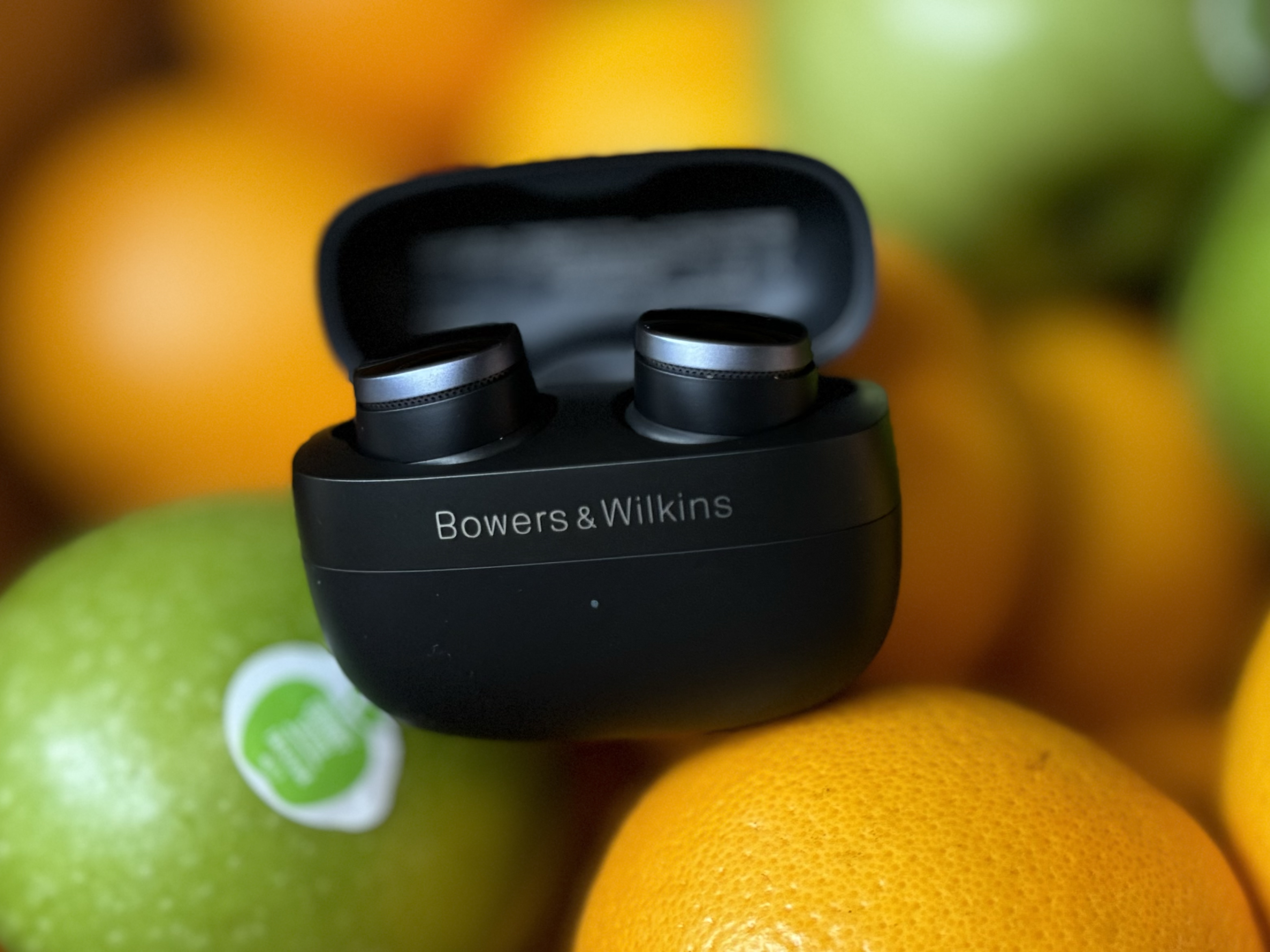 Bowers & Wilkins bracht onlangs de Bowers & Wilkins Pi8 oordoppen uit. WANT-redacteur heeft ze een maand dagelijks gebruikt en dit is wat hij er van vindt